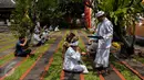 Umat Hindu meminum air suci (tirta) dalam prosesi Tawur Agung Kesanga di Pura Aditya Jaya, Jakarta, Senin (27/3). Prosesi Tawur Agung tersebut merupakan rangkaian perayaan Hari Raya Nyepi tahun baru saka 1939. (Liputan6.com/Gempur M Surya)