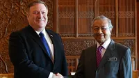 Menteri Luar Negeri AS, Mike Pompeo bertemu dengan PM Malaysia,  Mahathir Mohamad di Putrajaya, Kuala Lumpur, Jumat (3/8). Pompeo menjadi pejabat senior pertama AS yang mengunjungi Mahathir usai terpilih sebagai Perdana Menteri. (AFP/MANAN VATSYAYANA)