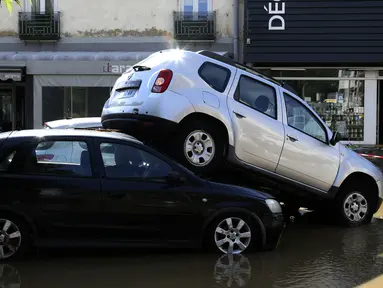 Sejumlah mobil yang tersapu akibat banjir yang melanda Kota Ajaccio di Prancis (11/6/2020). Banjir yang disebabkan oleh hujan lebat pada tengah hari itu telah menghanyutkan sejumlah kendaraan di Kota Ajaccio. (AFP/Pascal POCHARD-CASABIANCA)