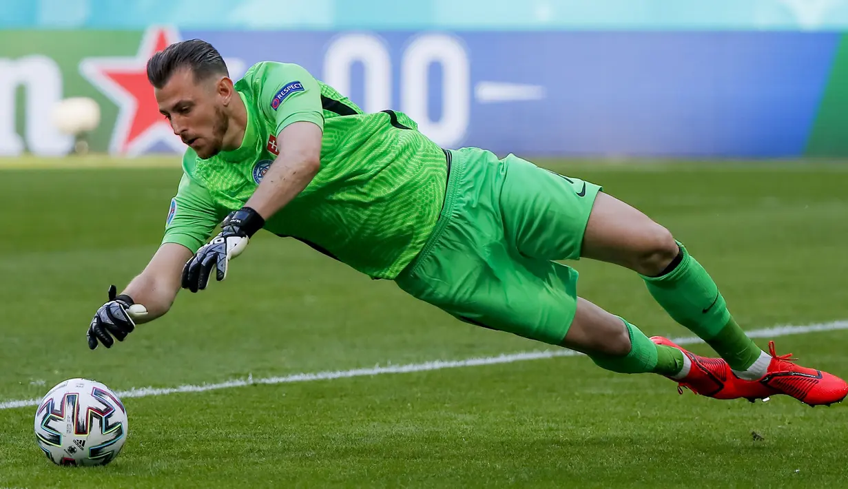 Empat menit setelah babak pertama dimulai, gawang Martin Dubravka langsung diserang oleh Swedia. Tendangan dari Sebastian Larsson membentur Milan Skriniar dan dengan mudah diamankan Dubravka. (Foto: AP/Pool/Maxim Shemetov)