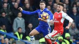 Gelandang Chelsea, Eden Hazard, berusaha melewati gelandang Arsenal, Alex-Oxlade Chamberlain. Pada laga ini Chelsea meleaskan 13 kali tembakan, sementara Arsenal hanya sembilan kali. (EPA/Andy Rain)