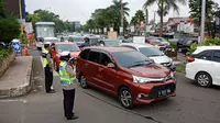 Libur Isra Mikraj, Antrean Kendaraan Mengular 5 Km Menuju Puncak Bogor. (Liputan6.com/Achmad Sudarno)