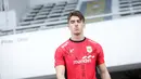 <p>Pemain Timnas Indonesia U-22, Mauro Zjilstra memasuki lapangan ketika melakukan latihan perdana menjelang SEA Games 2025 di Stadion Madya, Kompleks Stadion Utama Gelora Bung Karno (SUGBK), Senayan, Jakarta, Selasa (11/11/2025). (Bola.com/Bagaskara Lazuardi)</p>