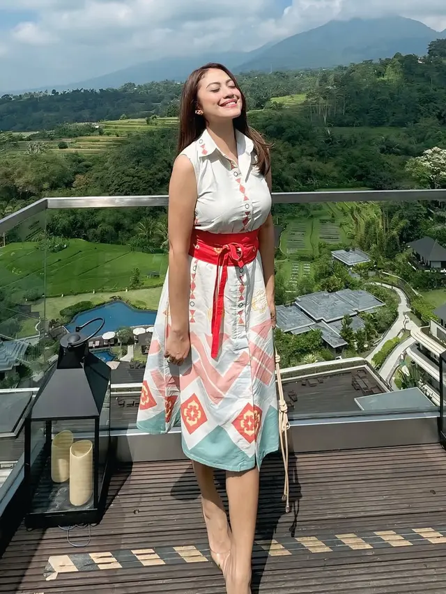 Cynthia Riza Istri Giring Tampil dengan Outfit dari Berbagai Daerah Nusantara dari Makassar hingga Papua. [@cynthiaganesha]