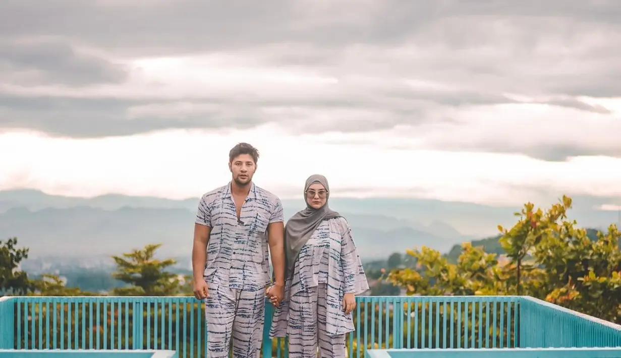 Sebagai pasangan suami istri, Ammar Zoni dan Irish Bella selalu terlihat kompak di berbagai momen. Seperti saat berlibur santai keduanya juga terlihat kompak dengan memakai baju piyama yang sama. Kekompakan keduanya berhasil mencuri perhatian. (Liputan6.com/IG/@_irishbella_)