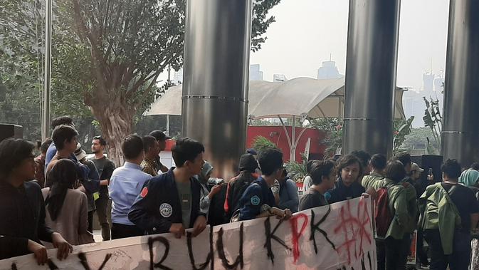 Mahasiswa Demo Tolak Revisi UU KPK (Yopi Makdori/Liputan6)