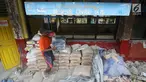 Pekerja menyelesaikan pengerjaan rehabilitasi SDN Cawang 04 di Jakarta, Kamis (23/11). Kepala Dinas Pendidikan DKI Jakarta Sopan Adrianto mengatakan ada 119 sekolah yang direhabilitasi berat. (Liputan6.com/Immanuel Antonius)