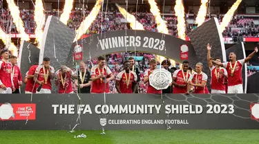 Para pemain Arsenal merayakan kemenangan dalam pertandingan sepak bola final Community Shield FA Inggris antara Arsenal dan Manchester City di Stadion Wembley, London, Inggris, Minggu (6/8/2023). (AP Photo/Kirsty Wigglesworth)