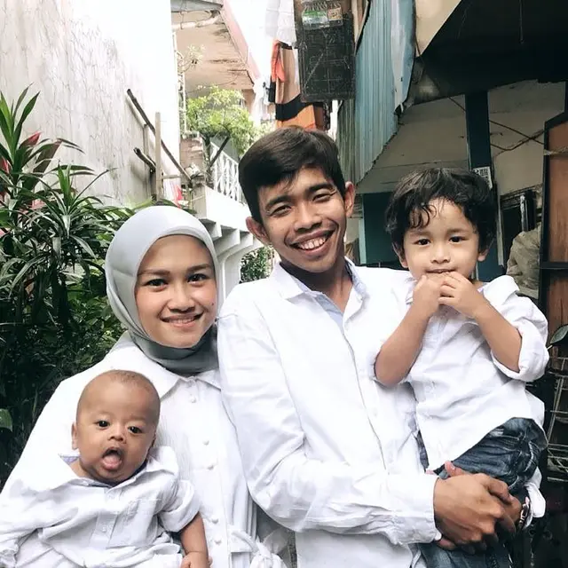 Jarang Tersorot, Ini 6 Momen Kompaknya Dede Sunandar dan Istri
