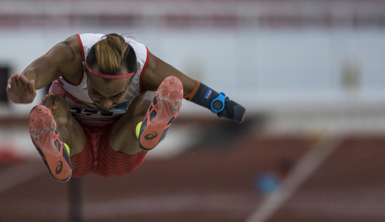 Atlet lompat jauh Indonesia, Settiyo Budi Hartanto, melakukan lompatan saat tampil pada cabang atletik nomor lompat jauh  T 45/46/47 Asian Para Games di SUGBK, Jakarta, Senin (8/10/2018). (Bola.com/Vitalis Yogi Trisna)