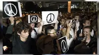 Warga menggunakan lambang perdamaian buatan Jullien dalam menghormati korban teror Paris. (CNN)