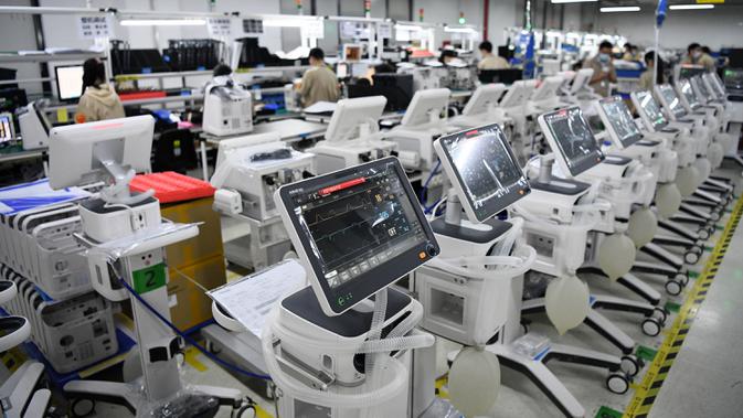 Para karyawan membuat ventilator di Mindray Bio-Medical Electronics Co., Ltd., sebuah perusahaan manufaktur perangkat medis yang berbasis di Shenzhen, Provinsi Guangdong, China selatan, (31/3/2020). (Xinhua/Liang Xu)