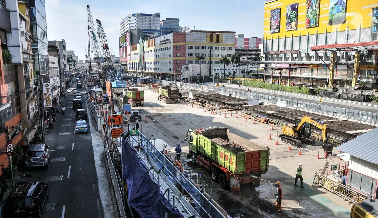 Aktivitas pekerja saat menyelesaikan proyek pembangunan jalur Mass Rapid Transit (MRT) Fase 2A-CP203 rute Bundaran HI-Kota Tua di Jalan Gajah Mada, Jakarta Barat, Minggu (11/9/2022). Gubernur DKI Jakarta Anies Baswedan mengungkapkan, pembangunan jalur kereta cepat MRT fase 2A rute Stasiun Bundaran Hotel Indonesia (HI)-Kota Tua yang memiliki panjang 6,3 kilometer tersebut ditargetkan rampung pada 2028. (merdeka.com/Iqbal S. Nugroho)