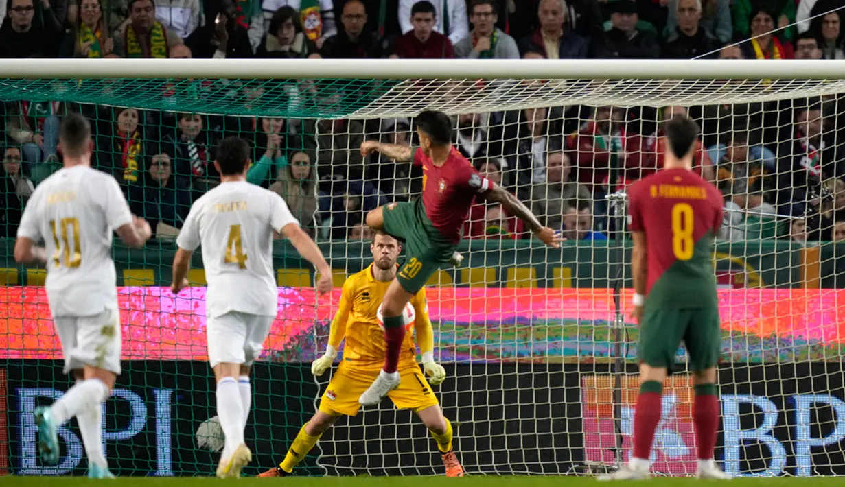 Kemenangan telak ini membuat Portugal bercokol di puncak klasemen Grup J Kualifikasi Euro 2024. (AP Photo/Armando Franca)
