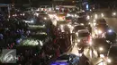 Sejumlah warga memadati kawasan Bundaran HI di Jakarta, Sabtu (31/12). Car free night (CFN) yang rencananya akan digelar di kawasan Sudirman-Thamrin untuk merayakan pergantian tahun dibatalkan oleh Pemprov DKI Jakarta. (Liputan6.com/Immanuel Antonius)