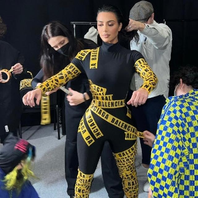 Kim Kardashian Berbalut Lakban Kuning Balenciaga, Apa Artinya?