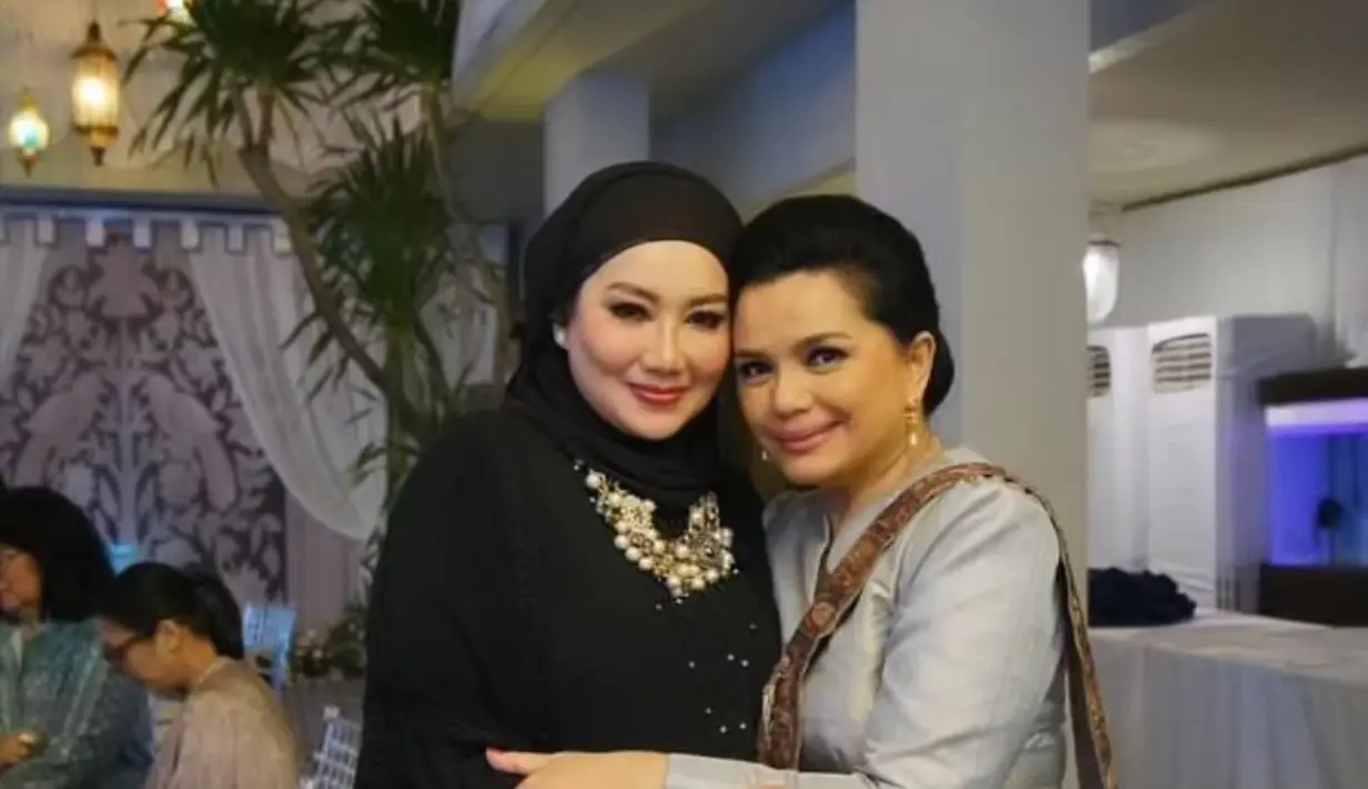 Saat mengisi acara halal bihalal di kediaman Airlangga & Ibu Yanti Airlangga, Reza kembali tampil dalam balutan hijab berwarna hitam senada dengan dress bling-blingnya.  [@rezaartameviaofficial]