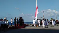 emperingati HUT Kemerdekaan Republik Indonesia ke-73, PT PLN (Persero) ikut serta dalam pelaksanaan upacara bendera bersama Pemda Kabupaten Kepulauan Sangihe, Sulawesi Utara. (Liputan6.com/Ika Defianti)
