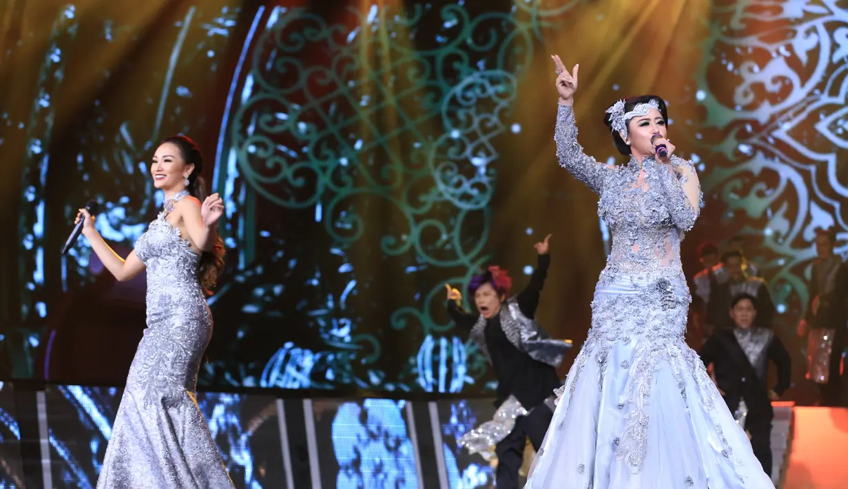 Meski sempat tidak percaya diri duet bareng dengan Dewi Perssik, kedua pedangdut itu sukses membuat para penonton yang memadati arena ikut bergoyang. (Adrian Putra/Bintang.com)