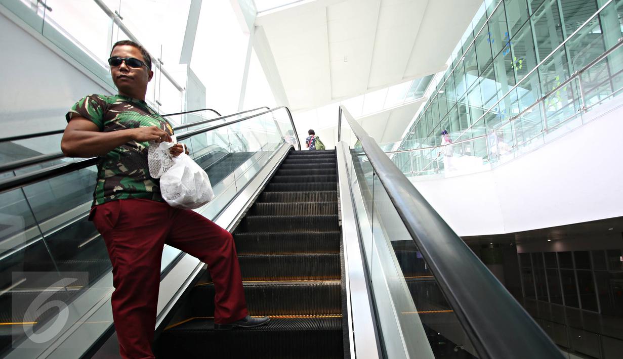Calon penumpang menaiki eskalator di Bandara Internasional Sultan Aji Muhammad Sulaiman (SAMS) Sepinggan Balikpapan, Kaltim, Selasa (27/10). Bandara SAMS Sepinggan berhasil masuk peringkat 16 bandara terbaik sedunia. (Liputan6.com/Immanuel Antonius)