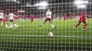 Penyerang Liverpool, Sadio Mane, mencetak gol ke gawang Arsenal pada laga Liga Inggris di Stadion Anfield, Senin (28/9/2020). Liverpool menang dengan skor 3-1. (Jason Cairnduff/Pool via AP)