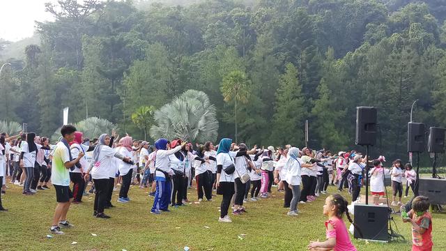 Rayakan Ultah ke-6, RS EMC Sentul adakan Colour Run. (Foto: Fitri Haryanti/Liputan6.com)