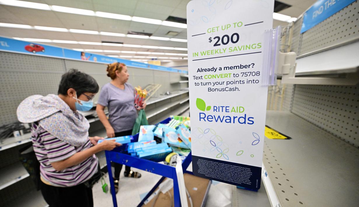 Menurut Rite Aid, toko-toko yang dikelola perusahaan itu akan terus melayani penebusan resep obat dan pelanggan tetap dapat mengunjungi toko atau berbelanja secara daring selama pemrosesan pengajuan kebangkrutan perusahaan itu. (Frederic J. BROWN / AFP)