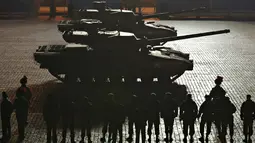 Tank super canggih terbaru milik Rusia "Armata", ikut meramaikan parade di red square, Moskow, Rusia (4/5/2015). Tank ini dilengkapi dengan radar yang digunakan pada pesawat tempur. (REUTERS/Maxim Shemetov)