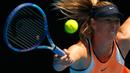 Maria Sharapova berusaha mengembalikan bola pukulan petenis Amerika Serikat, Serena Williams pada perempat final turnamen tenis Australia Open 2016 di Melbourne Park (26/1). Williams Kalahkan Sharapova 6-4, 6-1. (REUTERS/Thomas Peter)