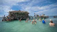 Restoran dan Bar Terapung di Atas Laut Jamaika