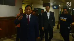 Ketum Partai Gerindra Prabowo Subianto (kiri) diantar Agus Harimurti Yudhoyono (AHY) usai menjenguk Ketum Partai Demokrat Susilo Bambang Yudhoyono (SBY) di RSPAD, Jakarta, Rabu (18/7). (Merdeka.com/Imam Buhori)
