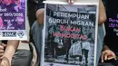 Pengunjukrasa dari Serikat Buruh Migran Indonesia membawa poster dalam aksi di depan Kementerian Ketenagakerjaan, Jakarta, Rabu (18/12/2019). Aksi  memperingati Hari Buruh Migran Internasional itu mendesak Negara bertanggung jawab atas perlindungan hak buruh migran. (Liputan6.com/Faizal Fanani)