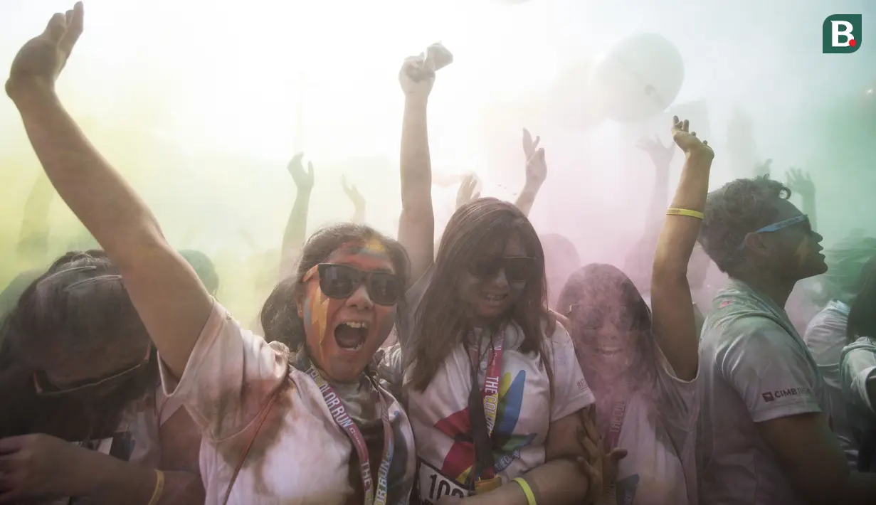 Para peserta bergembira saat mengikuti ajang CIMB Niaga Color Run di Senayan, Jakarta Selatan, Minggu (16/9/2018). Sebanyak 13.000 peserta ambil bagian pada ajang lari sejauh lima kilometer. (Bola.com/Vitalis Trisna)