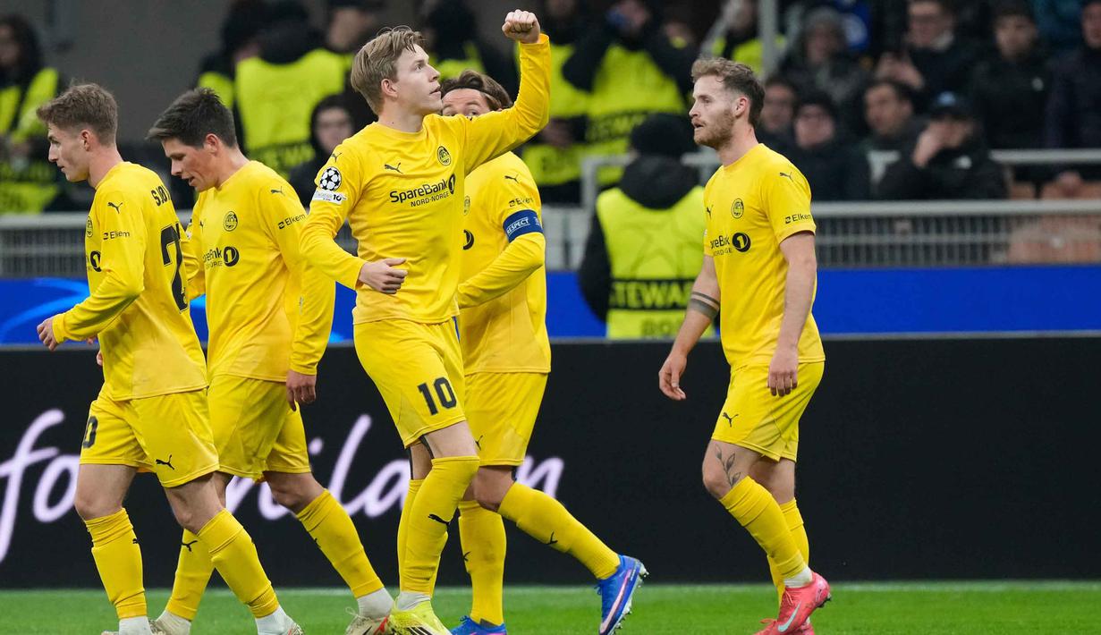 Fokus menguasai laga, Inter Milan justru dikejutkan oleh gol yang dicetak Jens Petter Hauge di menit ke-58. Bodo/Glimt unggul 0-1. Tampak dalam foto, pemain Bodo/Glimt, Jens Petter Hauge (tengah) merayakan golnya bersama rekan-rekan setimnya selama pertandingan babak playoff Liga Champions 2025-2026 melawan Inter Milan di stadion San Siro, Italia, Selasa 24 Februari 2026 waktu setempat atau Rabu (25/2/2026) dini hari WIB. (AP Photo/Luca Bruno)