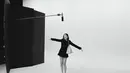 Sebagai duta besar CHANEL sejak 2017, Jennie menghadirkan gaya khasnya yang effortless chic dalam foto kampanye yang diambil oleh fotografer ternama David Sims. [Dok/Chanel].