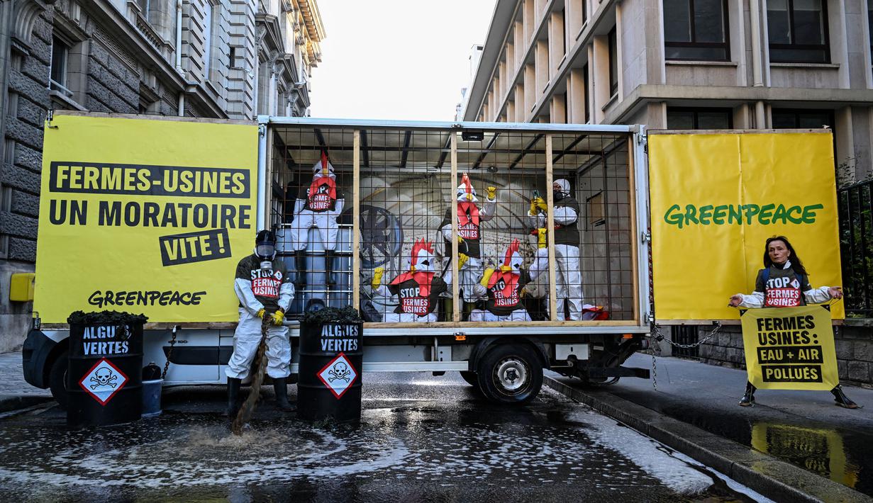 Demonstrasi dilakukan dengan memblokir jalan dengan sebuah trailer. (Miguel MEDINA/AFP)