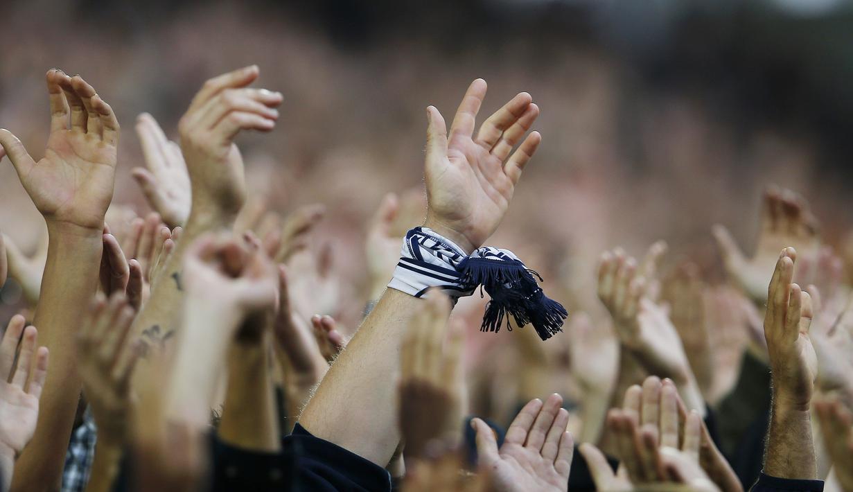 Aksi suporter Bordeaux saat melawan Liverpool dalam laga Grup B Liga Europa di Bordeaux, Jumat (18/9/2015) dini hari WIB. (Action Images via Reuters/Lee Smith)