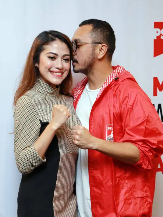 Ditempat yang sama Chynthia mengaku, apapun yang akan dilakukan oleh suaminya, ia siap mendukungnya. Begitu juga dengan pilihannya sekarang ini untuk terjun ke dunia politik. (Nurwahyunan/Bintang.com)