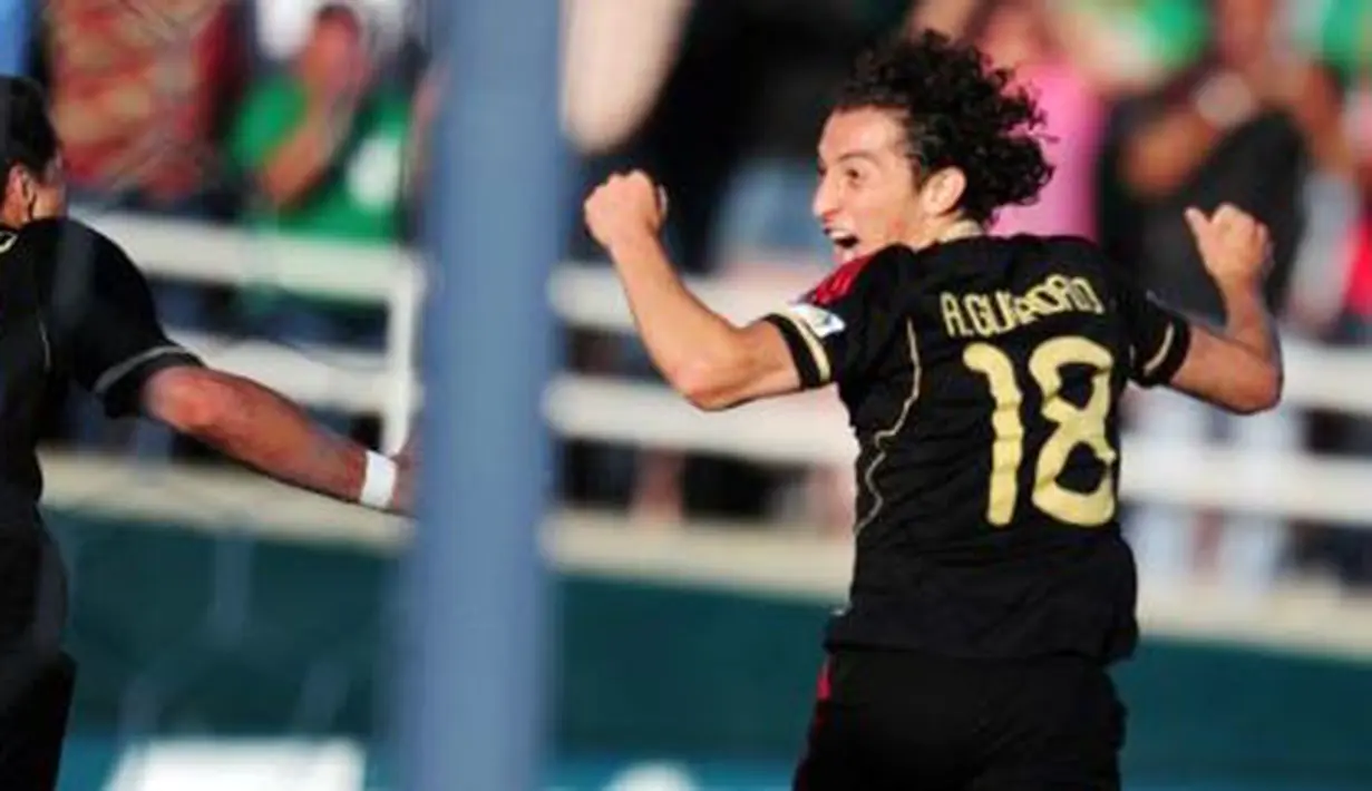 Kegembiraan gelandang Timnas Meksiko Andres Guardado usai membobol gawang AS pada partai final Concacaf Gold Cup di Pasadena, California, 25 Juni 2011. AFP PHOTO/Robyn BECK