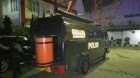 Tim Gegana sisir kantor TVOne, di kawasan Pulogadung usai mendapatkan ancaman bom (Liputan6.com/Nanda Perdana Putra) 