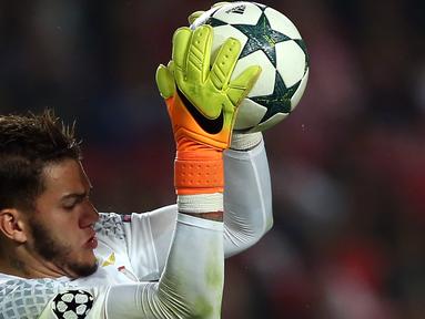 Kiper Benfica, Ederson Moraes, menangkap bola pada laga melawan Dynamo Kiev pada fase group liga Champions di Stadion Luz, Lisbon, Portugal. (01/12/2016). (EPA/Manuel De Almeida)