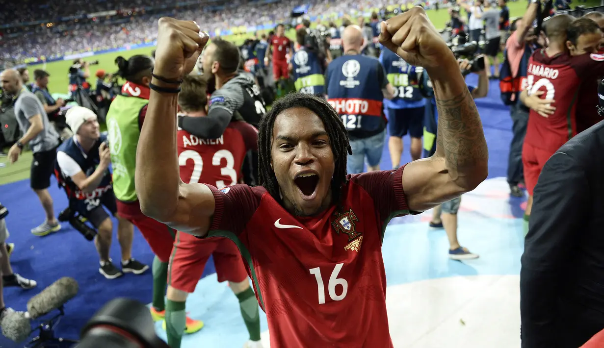 Renato Sanches. Gelandang berusia 24 tahun ini tampil cemerlang bersama Timnas Portugal di Piala Eropa 2016 Prancis. Sukses menjadi juara usai menang 1-0 atas tuan rumah Prancis melalui babak extra time, ia tampil dalam 6 laga termasuk partai final dengan torehan 1 gol. (AFP/Martin Bureau)