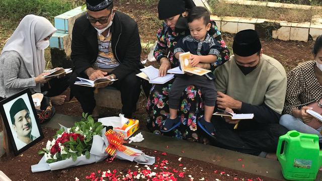 7 Potret Keluarga Haji Faisal Ziarah Makam dalam Momen Ulang Tahun Bibi Ardiansyah