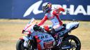 Pembalap Gresini Racing Enea Bastianini merayakan kemenangannya pada akhir MotoGP Prancis 2022 di Sirkuit Bugatti, Le Mans, Prancis, 15 Mei 2022. Enea Bastianini berhasil menang dramatis di MotoGP Prancis 2022. (JEAN-FRANCOIS MONIER/AFP)