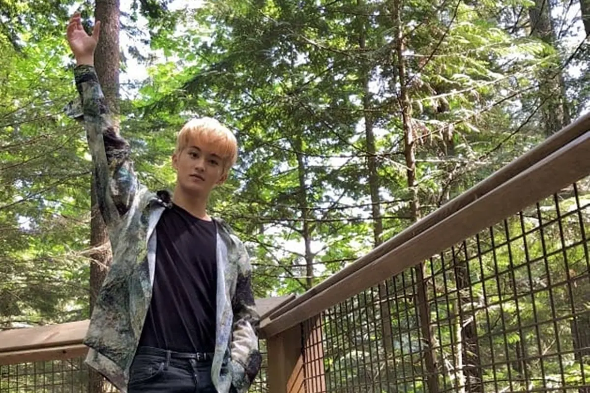 FOTO: Gaya Keren Mark Lee, Rapper NCT127 yang Hari Ini Genap 20 Tahun