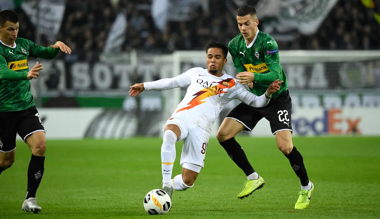 Gelandang Borussia Monchengladbach, Laszlo Benes (berebut bola dengan penyerang sayap AS Roma, Justin Kluivert dalam laga matchday keempat fase grup Liga Europa 2019-2020 di Stadion IM Borussia-Park, Kamis (7/11/2019). AS Roma takluk dari tim tuan rumah dengan skor 2-1. (INA FASSBENDER/AFP)