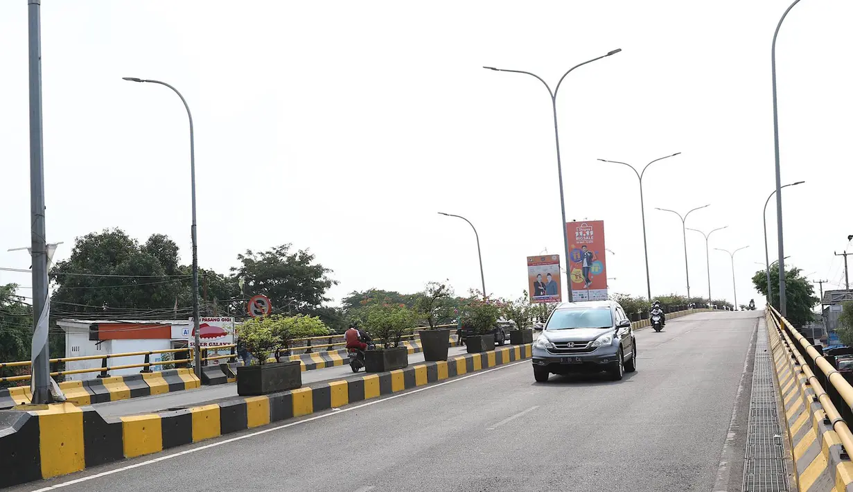 Kendaraan melintas di flyover Jalan Arif Rahman Hakim, Depok, Jawa Barat, Senin (22/10). Gubernur Jawa Barat Ridwan Kamil berjanji untuk memberikan hibah dua flyover kepada Pemerintah Kota Depok. (Liputan6.com/Immanuel Antonius)