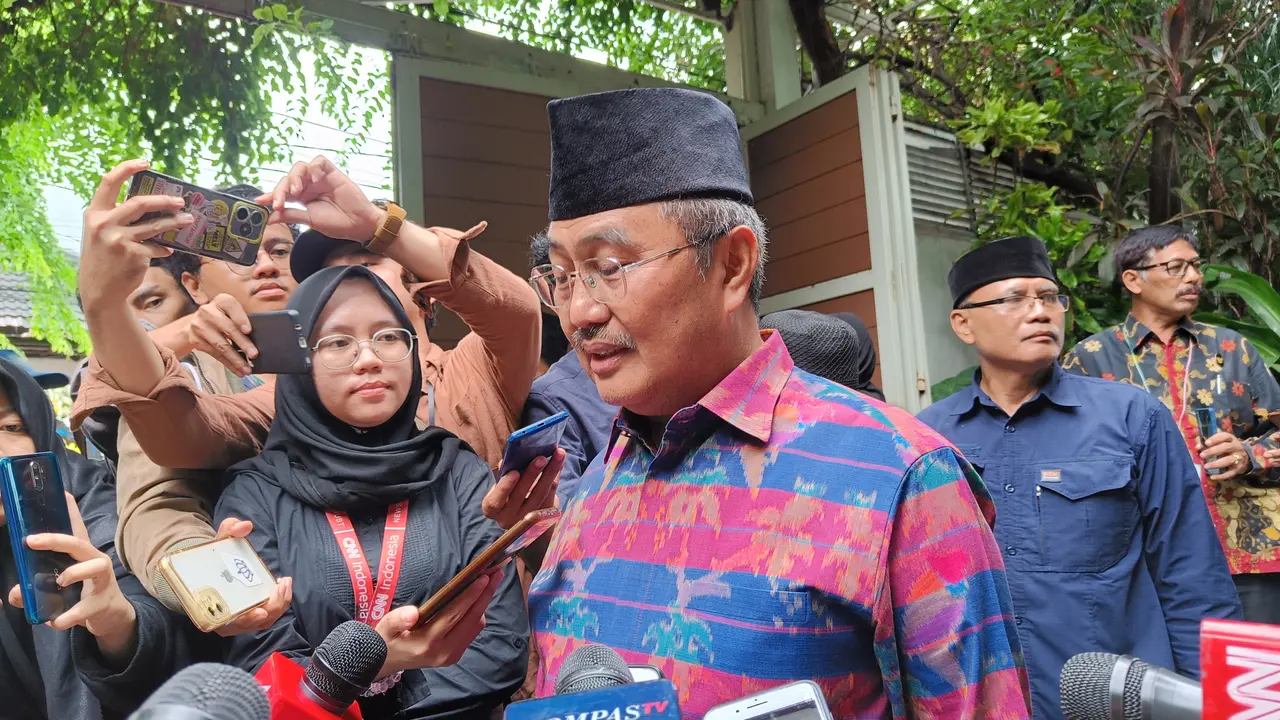 Mantan Ketua Mahkamah Konstitusi (MK) Jimly Asshiddiqie saat menyambangi rumah duka almarhum Rizal Ramli.