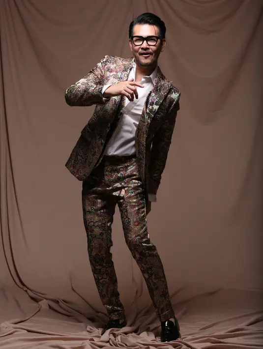Ayah dari Brandon Salim ini sedang mengenakan jas dengan model cutting slim fit. (Bambang E. Ros/Bintang.com)