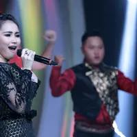 Sepertinya tak ada habis-habisnya kabar Ayu Ting Ting. Yang terbaru, pendangdut asal Depok di tuduh plagiat. Seperti diketahui, belum lama ini, pelantun lagu Sambalado itu baru saja merilis single berjudul Kamu Kamu Kamu. (Deki Prayoga/Bintang.com)